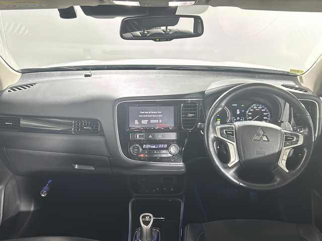 三菱 アウトランダー ＰＨＥＶ G セーフティパッケージ 沖縄県 2018(平30)年 5万km シルキーホワイト 【県外仕入】/ワンオーナー/禁煙車/県外仕入れ/純正7インチナビ/CD/DVD/Bluetooth/マルチアラウンドモニター/衝突被害軽減ブレーキシステム/レーダークルーズコントロール/レーンキープアシスト/横滑り防止装置/ブラインドスポットモニター/アイドリングストップ/ハーフレザーシート/パワーシート/前席シートヒーター/ステアリングヒーター/オートマチックハイビーム/LEDヘッドライト/オートライト/100V充電/純正18インチAW/純正フロアマット/プッシュスタート/スマートキー/保証書/取扱説明書