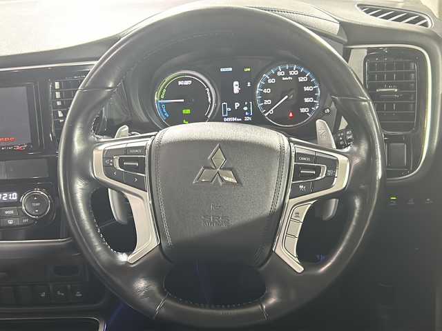 三菱 アウトランダー ＰＨＥＶ G セーフティパッケージ 沖縄県 2018(平30)年 5万km シルキーホワイト 【県外仕入】/ワンオーナー/禁煙車/県外仕入れ/純正7インチナビ/CD/DVD/Bluetooth/マルチアラウンドモニター/衝突被害軽減ブレーキシステム/レーダークルーズコントロール/レーンキープアシスト/横滑り防止装置/ブラインドスポットモニター/アイドリングストップ/ハーフレザーシート/パワーシート/前席シートヒーター/ステアリングヒーター/オートマチックハイビーム/LEDヘッドライト/オートライト/100V充電/純正18インチAW/純正フロアマット/プッシュスタート/スマートキー/保証書/取扱説明書