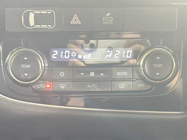 三菱 アウトランダー ＰＨＥＶ G セーフティパッケージ 沖縄県 2018(平30)年 5万km シルキーホワイト 【県外仕入】/ワンオーナー/禁煙車/県外仕入れ/純正7インチナビ/CD/DVD/Bluetooth/マルチアラウンドモニター/衝突被害軽減ブレーキシステム/レーダークルーズコントロール/レーンキープアシスト/横滑り防止装置/ブラインドスポットモニター/アイドリングストップ/ハーフレザーシート/パワーシート/前席シートヒーター/ステアリングヒーター/オートマチックハイビーム/LEDヘッドライト/オートライト/100V充電/純正18インチAW/純正フロアマット/プッシュスタート/スマートキー/保証書/取扱説明書