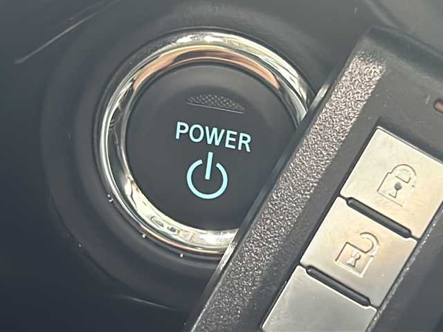 三菱 アウトランダー ＰＨＥＶ G セーフティパッケージ 沖縄県 2018(平30)年 5万km シルキーホワイト 【県外仕入】/ワンオーナー/禁煙車/県外仕入れ/純正7インチナビ/CD/DVD/Bluetooth/マルチアラウンドモニター/衝突被害軽減ブレーキシステム/レーダークルーズコントロール/レーンキープアシスト/横滑り防止装置/ブラインドスポットモニター/アイドリングストップ/ハーフレザーシート/パワーシート/前席シートヒーター/ステアリングヒーター/オートマチックハイビーム/LEDヘッドライト/オートライト/100V充電/純正18インチAW/純正フロアマット/プッシュスタート/スマートキー/保証書/取扱説明書