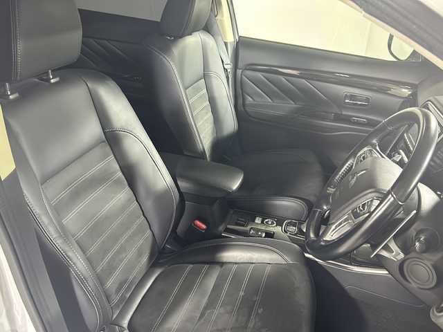 三菱 アウトランダー ＰＨＥＶ G セーフティパッケージ 沖縄県 2018(平30)年 5万km シルキーホワイト 【県外仕入】/ワンオーナー/禁煙車/県外仕入れ/純正7インチナビ/CD/DVD/Bluetooth/マルチアラウンドモニター/衝突被害軽減ブレーキシステム/レーダークルーズコントロール/レーンキープアシスト/横滑り防止装置/ブラインドスポットモニター/アイドリングストップ/ハーフレザーシート/パワーシート/前席シートヒーター/ステアリングヒーター/オートマチックハイビーム/LEDヘッドライト/オートライト/100V充電/純正18インチAW/純正フロアマット/プッシュスタート/スマートキー/保証書/取扱説明書