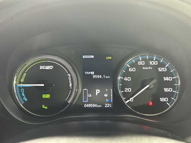 三菱 アウトランダー ＰＨＥＶ G セーフティパッケージ 沖縄県 2018(平30)年 5万km シルキーホワイト 【県外仕入】/ワンオーナー/禁煙車/県外仕入れ/純正7インチナビ/CD/DVD/Bluetooth/マルチアラウンドモニター/衝突被害軽減ブレーキシステム/レーダークルーズコントロール/レーンキープアシスト/横滑り防止装置/ブラインドスポットモニター/アイドリングストップ/ハーフレザーシート/パワーシート/前席シートヒーター/ステアリングヒーター/オートマチックハイビーム/LEDヘッドライト/オートライト/100V充電/純正18インチAW/純正フロアマット/プッシュスタート/スマートキー/保証書/取扱説明書