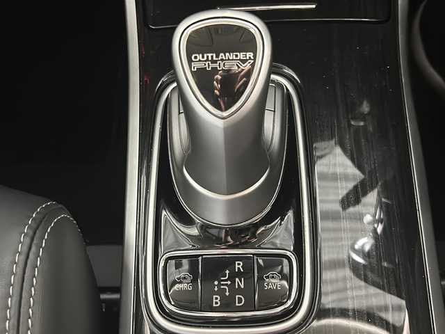 三菱 アウトランダー ＰＨＥＶ G セーフティパッケージ 沖縄県 2018(平30)年 5万km シルキーホワイト 【県外仕入】/ワンオーナー/禁煙車/県外仕入れ/純正7インチナビ/CD/DVD/Bluetooth/マルチアラウンドモニター/衝突被害軽減ブレーキシステム/レーダークルーズコントロール/レーンキープアシスト/横滑り防止装置/ブラインドスポットモニター/アイドリングストップ/ハーフレザーシート/パワーシート/前席シートヒーター/ステアリングヒーター/オートマチックハイビーム/LEDヘッドライト/オートライト/100V充電/純正18インチAW/純正フロアマット/プッシュスタート/スマートキー/保証書/取扱説明書