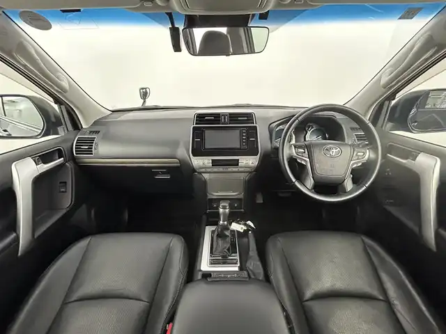 トヨタ ランドクルーザー プラド TX Lパッケージ 道央・札幌 2018(平30)年 1.7万km アティチュードブラックマイカ ・ワンオーナー/・４WD/・純正ナビ/　CD/DVD/SD/BT/フルセグ/・バックカメラ/・ビルトインETC/・前方ドライブレコーダー/・プリクラッシュセーフティ/・レーダークルーズコントロール/・レーンキープアシスト/・クリアランスソナー/・オートハイビーム/・レザーシート/・前席パワーシート/・前席エア/シートヒーター/・LEDヘッドライト/・フォグライト/・オートライト/・プッシュスタート/・スマートキー/・一体型エンジンスターター/・ルーフレール/・純正フロアマット/・ドアバイザー/・保証書/・取扱説明書