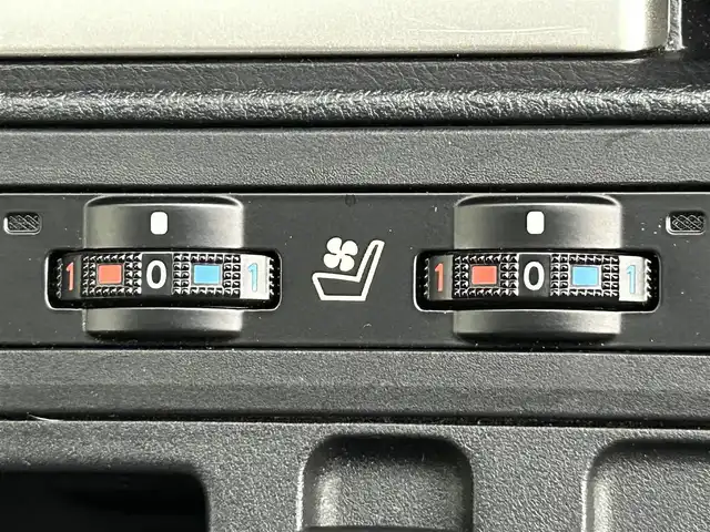 トヨタ ランドクルーザー プラド TX Lパッケージ 道央・札幌 2018(平30)年 1.7万km アティチュードブラックマイカ ・ワンオーナー/・４WD/・純正ナビ/　CD/DVD/SD/BT/フルセグ/・バックカメラ/・ビルトインETC/・前方ドライブレコーダー/・プリクラッシュセーフティ/・レーダークルーズコントロール/・レーンキープアシスト/・クリアランスソナー/・オートハイビーム/・レザーシート/・前席パワーシート/・前席エア/シートヒーター/・LEDヘッドライト/・フォグライト/・オートライト/・プッシュスタート/・スマートキー/・一体型エンジンスターター/・ルーフレール/・純正フロアマット/・ドアバイザー/・保証書/・取扱説明書