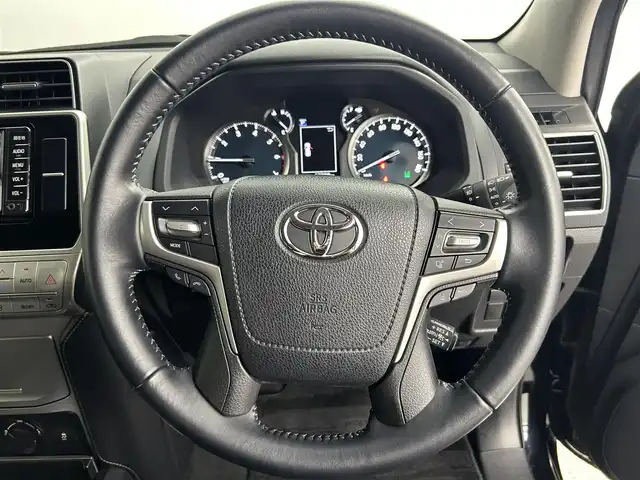 トヨタ ランドクルーザー プラド TX Lパッケージ 道央・札幌 2018(平30)年 1.7万km アティチュードブラックマイカ ・ワンオーナー/・４WD/・純正ナビ/　CD/DVD/SD/BT/フルセグ/・バックカメラ/・ビルトインETC/・前方ドライブレコーダー/・プリクラッシュセーフティ/・レーダークルーズコントロール/・レーンキープアシスト/・クリアランスソナー/・オートハイビーム/・レザーシート/・前席パワーシート/・前席エア/シートヒーター/・LEDヘッドライト/・フォグライト/・オートライト/・プッシュスタート/・スマートキー/・一体型エンジンスターター/・ルーフレール/・純正フロアマット/・ドアバイザー/・保証書/・取扱説明書