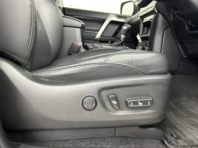 トヨタ ランドクルーザー プラド TX Lパッケージ 道央・札幌 2018(平30)年 1.7万km アティチュードブラックマイカ ・ワンオーナー/・４WD/・純正ナビ/　CD/DVD/SD/BT/フルセグ/・バックカメラ/・ビルトインETC/・前方ドライブレコーダー/・プリクラッシュセーフティ/・レーダークルーズコントロール/・レーンキープアシスト/・クリアランスソナー/・オートハイビーム/・レザーシート/・前席パワーシート/・前席エア/シートヒーター/・LEDヘッドライト/・フォグライト/・オートライト/・プッシュスタート/・スマートキー/・一体型エンジンスターター/・ルーフレール/・純正フロアマット/・ドアバイザー/・保証書/・取扱説明書
