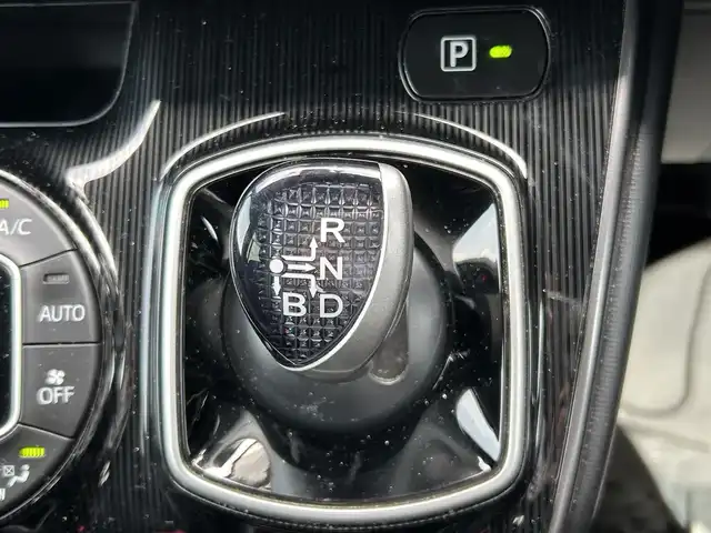 トヨタ エスクァイア ハイブリッド Gi プレミアムパッケージ ブラックテーラード 岡山県 2019(令1)年 9.6万km スパークリングブラックパールクリスタルシャイン 登録時走行距離95162km/社外10インチナビ/フルセグTV(AM.FM.CD.DVD.TV.BT)/両側パワースライドドア/バックカメラ/ETC/ドライブレコーダー/シートヒーター/クリアランスソナー/衝突軽減ブレーキ/クルーズコントロール/レーンキープアシスト/オートマチックハイビーム/アイドリングストップ/15インチ純正AW/純正フロアマット