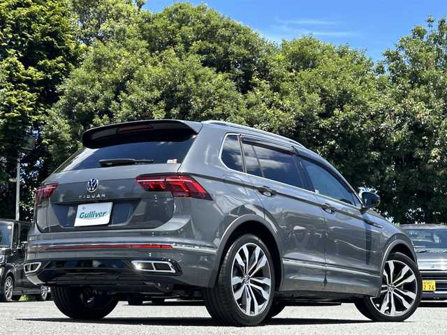 フォルクスワーゲン ＶＷ ティグアン TSI Rライン 東京都 2022(令4)年 0.1万km ガンＭ ワンオーナー/純正Discover Proナビ（9.2インチ）/・Bluetoothオーディオ/USBオーディオ/・Apple CarPlay/AndroidAuto/レザーシートパッケージ/・”R”ロゴ入チタンブラック革シート/・パワーシート（前席）/DCCパッケージ/・5本ツインスポーク20インチアルミホイール/オールインセーフティ/・アクティブクルーズコントロール/・アラウンドビューカメラ/LEDマトリックスヘッドランプ/ビルトインETC2.0/純正ドライブレコーダー（前後）/取扱説明書/保証書/・ディーラー点検整備記録簿（R6/8）/スペアキー1本/カラーコード：LC7Q/ドルフィングレーメタリック
