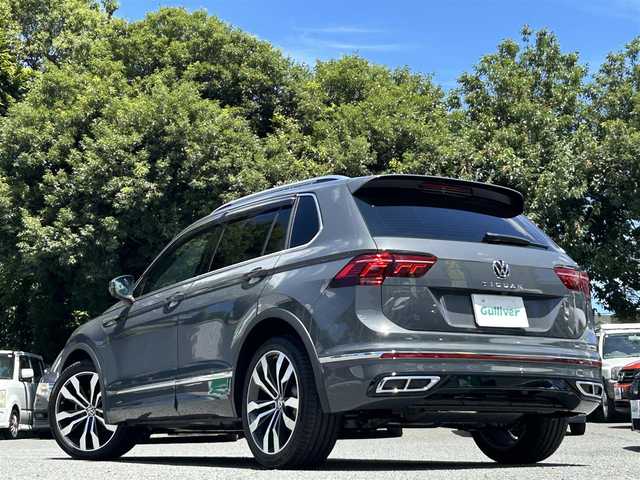 フォルクスワーゲン ＶＷ ティグアン TSI Rライン 東京都 2022(令4)年 0.1万km ガンＭ ワンオーナー/純正Discover Proナビ（9.2インチ）/・Bluetoothオーディオ/USBオーディオ/・Apple CarPlay/AndroidAuto/レザーシートパッケージ/・”R”ロゴ入チタンブラック革シート/・パワーシート（前席）/DCCパッケージ/・5本ツインスポーク20インチアルミホイール/オールインセーフティ/・アクティブクルーズコントロール/・アラウンドビューカメラ/LEDマトリックスヘッドランプ/ビルトインETC2.0/純正ドライブレコーダー（前後）/取扱説明書/保証書/・ディーラー点検整備記録簿（R6/8）/スペアキー1本/カラーコード：LC7Q/ドルフィングレーメタリック