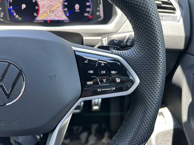 フォルクスワーゲン ＶＷ ティグアン TSI Rライン 東京都 2022(令4)年 0.1万km ガンＭ ワンオーナー/純正Discover Proナビ（9.2インチ）/・Bluetoothオーディオ/USBオーディオ/・Apple CarPlay/AndroidAuto/レザーシートパッケージ/・”R”ロゴ入チタンブラック革シート/・パワーシート（前席）/DCCパッケージ/・5本ツインスポーク20インチアルミホイール/オールインセーフティ/・アクティブクルーズコントロール/・アラウンドビューカメラ/LEDマトリックスヘッドランプ/ビルトインETC2.0/純正ドライブレコーダー（前後）/取扱説明書/保証書/・ディーラー点検整備記録簿（R6/8）/スペアキー1本/カラーコード：LC7Q/ドルフィングレーメタリック