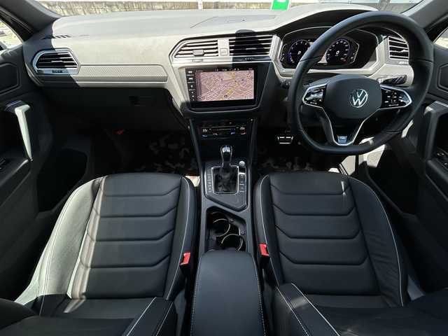 フォルクスワーゲン ＶＷ ティグアン TSI Rライン 東京都 2022(令4)年 0.1万km ガンＭ ワンオーナー/純正Discover Proナビ（9.2インチ）/・Bluetoothオーディオ/USBオーディオ/・Apple CarPlay/AndroidAuto/レザーシートパッケージ/・”R”ロゴ入チタンブラック革シート/・パワーシート（前席）/DCCパッケージ/・5本ツインスポーク20インチアルミホイール/オールインセーフティ/・アクティブクルーズコントロール/・アラウンドビューカメラ/LEDマトリックスヘッドランプ/ビルトインETC2.0/純正ドライブレコーダー（前後）/取扱説明書/保証書/・ディーラー点検整備記録簿（R6/8）/スペアキー1本/カラーコード：LC7Q/ドルフィングレーメタリック