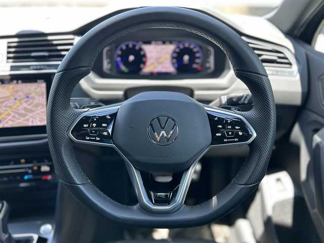 フォルクスワーゲン ＶＷ ティグアン TSI Rライン 東京都 2022(令4)年 0.1万km ガンＭ ワンオーナー/純正Discover Proナビ（9.2インチ）/・Bluetoothオーディオ/USBオーディオ/・Apple CarPlay/AndroidAuto/レザーシートパッケージ/・”R”ロゴ入チタンブラック革シート/・パワーシート（前席）/DCCパッケージ/・5本ツインスポーク20インチアルミホイール/オールインセーフティ/・アクティブクルーズコントロール/・アラウンドビューカメラ/LEDマトリックスヘッドランプ/ビルトインETC2.0/純正ドライブレコーダー（前後）/取扱説明書/保証書/・ディーラー点検整備記録簿（R6/8）/スペアキー1本/カラーコード：LC7Q/ドルフィングレーメタリック