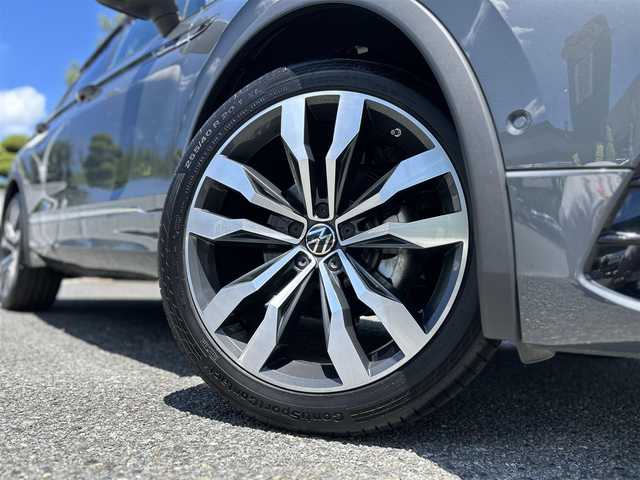 フォルクスワーゲン ＶＷ ティグアン TSI Rライン 東京都 2022(令4)年 0.1万km ガンＭ ワンオーナー/純正Discover Proナビ（9.2インチ）/・Bluetoothオーディオ/USBオーディオ/・Apple CarPlay/AndroidAuto/レザーシートパッケージ/・”R”ロゴ入チタンブラック革シート/・パワーシート（前席）/DCCパッケージ/・5本ツインスポーク20インチアルミホイール/オールインセーフティ/・アクティブクルーズコントロール/・アラウンドビューカメラ/LEDマトリックスヘッドランプ/ビルトインETC2.0/純正ドライブレコーダー（前後）/取扱説明書/保証書/・ディーラー点検整備記録簿（R6/8）/スペアキー1本/カラーコード：LC7Q/ドルフィングレーメタリック