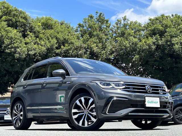フォルクスワーゲン ＶＷ ティグアン TSI Rライン 東京都 2022(令4)年 0.1万km ガンＭ ワンオーナー/純正Discover Proナビ（9.2インチ）/・Bluetoothオーディオ/USBオーディオ/・Apple CarPlay/AndroidAuto/レザーシートパッケージ/・”R”ロゴ入チタンブラック革シート/・パワーシート（前席）/DCCパッケージ/・5本ツインスポーク20インチアルミホイール/オールインセーフティ/・アクティブクルーズコントロール/・アラウンドビューカメラ/LEDマトリックスヘッドランプ/ビルトインETC2.0/純正ドライブレコーダー（前後）/取扱説明書/保証書/・ディーラー点検整備記録簿（R6/8）/スペアキー1本/カラーコード：LC7Q/ドルフィングレーメタリック