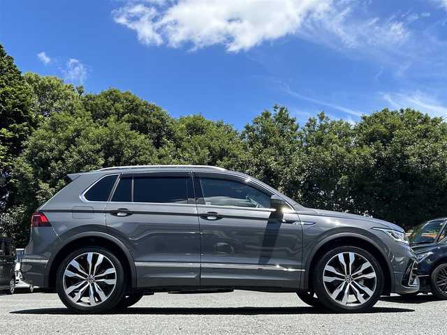 フォルクスワーゲン ＶＷ ティグアン TSI Rライン 東京都 2022(令4)年 0.1万km ガンＭ ワンオーナー/純正Discover Proナビ（9.2インチ）/・Bluetoothオーディオ/USBオーディオ/・Apple CarPlay/AndroidAuto/レザーシートパッケージ/・”R”ロゴ入チタンブラック革シート/・パワーシート（前席）/DCCパッケージ/・5本ツインスポーク20インチアルミホイール/オールインセーフティ/・アクティブクルーズコントロール/・アラウンドビューカメラ/LEDマトリックスヘッドランプ/ビルトインETC2.0/純正ドライブレコーダー（前後）/取扱説明書/保証書/・ディーラー点検整備記録簿（R6/8）/スペアキー1本/カラーコード：LC7Q/ドルフィングレーメタリック