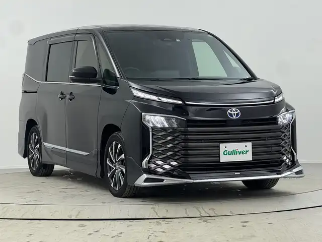 トヨタ ヴォクシー ハイブリッド S－Z 熊本県 2022(令4)年 3.7万km アティチュードブラックマイカ 純正ナビ/フルセグ/（CD/DVD/AM/FM/BT）/バックカメラ/両側パワースライド/レーダークルーズコントロール/コーナーセンサー/D/Nシートヒーター/ビルトインＥＴＣ/フリップダウンモニター/横滑り防止装置/オートホールド/衝突軽減システム/レーンアシスト/ＬＥＤヘッドライト/プッシュスタート/スマートキー/純正ＡＷ17インチ