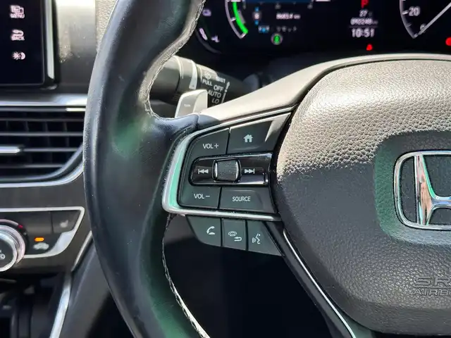 ホンダ アコード EX 宮城県 2020(令2)年 9.3万km プラチナホワイトパール サンルーフ/ホンダセンシング/●衝突軽減ブレーキ〈CMBS〉/●誤発進抑制機能/●後方誤発進抑制機能/●歩行者事故低減ステアリング/●路外逸脱抑制機能/●渋滞追従機能付アダプティブ・クルーズ・コントロール〈ACC〉/●車線維持支援システム〈LKAS〉/●先行車発進お知らせ機能/●標識認識機能/●オートハイビーム/ブラインドスポットインフォメーション/Hondaインターナビ＋リンクアップフリー/・8インチワイドディスプレイ/・リアワイドカメラ/・ETC車載機/・Bluetooth/・フルセグTV/・USBジャック/ヘッドアップディスプレイ/ドライブレコーダー/ワイヤレス充電器/レザーシート/パワーシート（運転席メモリー機能付）/シートヒーター/革巻きステアリング/パドルシフト/ステアリングスイッチ/電動パーキングブレーキ/ブレーキホールド/LEDヘッドライト/フォグランプ/オートライト/スマートキー＆プッシュスタート/電動格納ミラー/純正18インチAW/純正フロアアット/W/サイド/カーテンエアバッグ