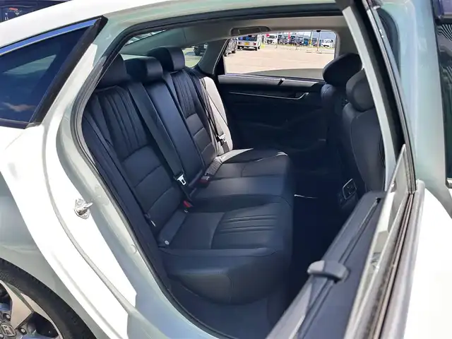 ホンダ アコード EX 宮城県 2020(令2)年 9.3万km プラチナホワイトパール サンルーフ/ホンダセンシング/●衝突軽減ブレーキ〈CMBS〉/●誤発進抑制機能/●後方誤発進抑制機能/●歩行者事故低減ステアリング/●路外逸脱抑制機能/●渋滞追従機能付アダプティブ・クルーズ・コントロール〈ACC〉/●車線維持支援システム〈LKAS〉/●先行車発進お知らせ機能/●標識認識機能/●オートハイビーム/ブラインドスポットインフォメーション/Hondaインターナビ＋リンクアップフリー/・8インチワイドディスプレイ/・リアワイドカメラ/・ETC車載機/・Bluetooth/・フルセグTV/・USBジャック/ヘッドアップディスプレイ/ドライブレコーダー/ワイヤレス充電器/レザーシート/パワーシート（運転席メモリー機能付）/シートヒーター/革巻きステアリング/パドルシフト/ステアリングスイッチ/電動パーキングブレーキ/ブレーキホールド/LEDヘッドライト/フォグランプ/オートライト/スマートキー＆プッシュスタート/電動格納ミラー/純正18インチAW/純正フロアアット/W/サイド/カーテンエアバッグ