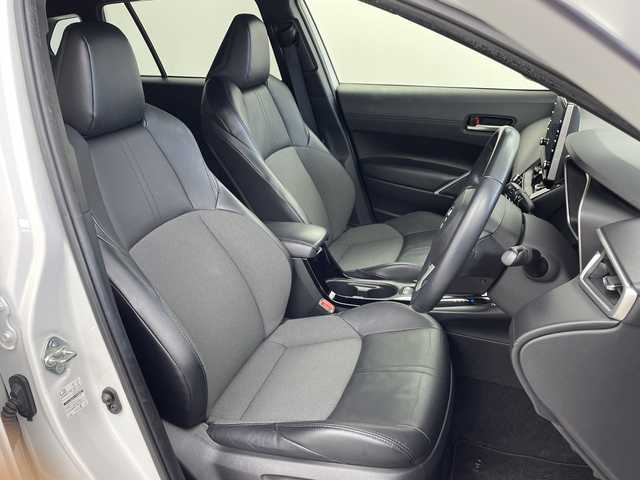 トヨタ カローラ クロス ハイブリッド Z 鹿児島県 2022(令4)年 3.5万km プラチナホワイトパールマイカ 純正9インチディスプレイオーディオ/パノラミックビューモニター/プリクラッシュセーフティ/レーンキープアシスト/レーダークルーズコントロール/電動リアゲート/ブラインドスポットモニター/ドライブレコーダー/ETC/AC100V/オートライト/ハーフレザーシート/シートヒーター/純正フロアマット/ドアバイザー/スマートキー/プッシュスタート