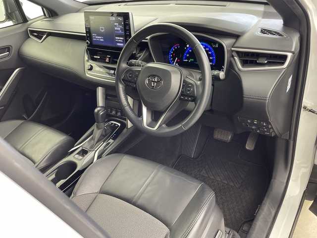 トヨタ カローラ クロス ハイブリッド Z 鹿児島県 2022(令4)年 3.5万km プラチナホワイトパールマイカ 純正9インチディスプレイオーディオ/パノラミックビューモニター/プリクラッシュセーフティ/レーンキープアシスト/レーダークルーズコントロール/電動リアゲート/ブラインドスポットモニター/ドライブレコーダー/ETC/AC100V/オートライト/ハーフレザーシート/シートヒーター/純正フロアマット/ドアバイザー/スマートキー/プッシュスタート