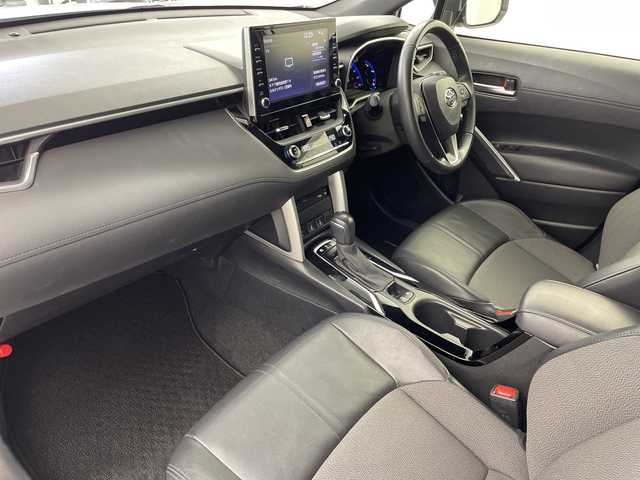 トヨタ カローラ クロス ハイブリッド Z 鹿児島県 2022(令4)年 3.5万km プラチナホワイトパールマイカ 純正9インチディスプレイオーディオ/パノラミックビューモニター/プリクラッシュセーフティ/レーンキープアシスト/レーダークルーズコントロール/電動リアゲート/ブラインドスポットモニター/ドライブレコーダー/ETC/AC100V/オートライト/ハーフレザーシート/シートヒーター/純正フロアマット/ドアバイザー/スマートキー/プッシュスタート