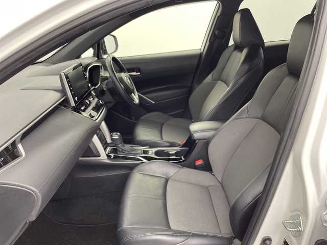 トヨタ カローラ クロス ハイブリッド Z 鹿児島県 2022(令4)年 3.5万km プラチナホワイトパールマイカ 純正9インチディスプレイオーディオ/パノラミックビューモニター/プリクラッシュセーフティ/レーンキープアシスト/レーダークルーズコントロール/電動リアゲート/ブラインドスポットモニター/ドライブレコーダー/ETC/AC100V/オートライト/ハーフレザーシート/シートヒーター/純正フロアマット/ドアバイザー/スマートキー/プッシュスタート