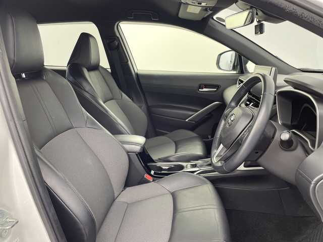 トヨタ カローラ クロス ハイブリッド Z 鹿児島県 2022(令4)年 3.5万km プラチナホワイトパールマイカ 純正9インチディスプレイオーディオ/パノラミックビューモニター/プリクラッシュセーフティ/レーンキープアシスト/レーダークルーズコントロール/電動リアゲート/ブラインドスポットモニター/ドライブレコーダー/ETC/AC100V/オートライト/ハーフレザーシート/シートヒーター/純正フロアマット/ドアバイザー/スマートキー/プッシュスタート