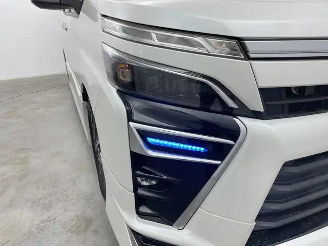 トヨタ ヴォクシー ZS 煌 群馬県 2018(平30)年 5.6万km ホワイトパールクリスタルシャイン モデリスタエアロ　純正１０型ナビ　バックカメラ　クルーズコントロール　衝突被害軽減ブレーキ　オートマチックハイビーム　両側電動スライドドア　ドライブレコーダー　ＥＴＣ２．０　ＬＥＤライト　禁煙車