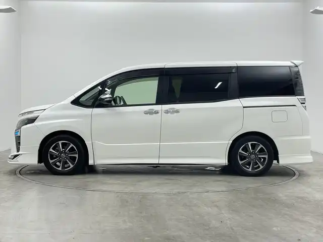トヨタ ヴォクシー ZS 煌 群馬県 2018(平30)年 5.6万km ホワイトパールクリスタルシャイン モデリスタエアロ　純正１０型ナビ　バックカメラ　クルーズコントロール　衝突被害軽減ブレーキ　オートマチックハイビーム　両側電動スライドドア　ドライブレコーダー　ＥＴＣ２．０　ＬＥＤライト　禁煙車