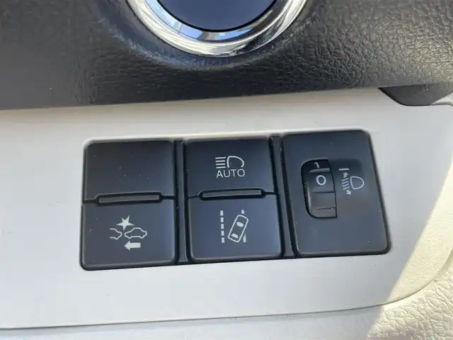 トヨタ シエンタ ハイブリッド G 熊本県 2017(平29)年 2.6万km ホワイトパールクリスタルシャイン 純正ナビ/・AM/FM/CD/BT/AUX/TV/トヨタセーフティセンス/・衝突軽減ブレーキ/・レーンキープアシスト/・オートハイビーム/・先行車発進お知らせ/ETC/両側電動スライドドア/ドライブレコーダー/革巻きステアリング/ステアリングスイッチ/純正フロアマット/電動格納ミラー/ウインカーミラー/プッシュスタート/スマートキー