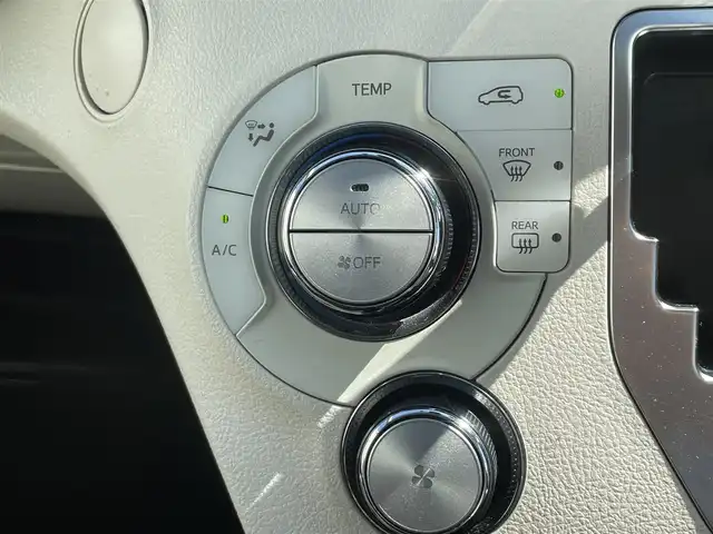 トヨタ シエンタ ハイブリッド G 熊本県 2017(平29)年 2.6万km ホワイトパールクリスタルシャイン 純正ナビ/・AM/FM/CD/BT/AUX/TV/トヨタセーフティセンス/・衝突軽減ブレーキ/・レーンキープアシスト/・オートハイビーム/・先行車発進お知らせ/ETC/両側電動スライドドア/ドライブレコーダー/革巻きステアリング/ステアリングスイッチ/純正フロアマット/電動格納ミラー/ウインカーミラー/プッシュスタート/スマートキー