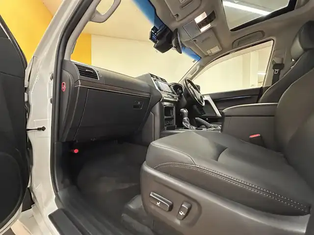 トヨタ ランドクルーザー プラド TX Lパッケージ 群馬県 2020(令2)年 2.6万km ホワイトパールクリスタルシャイン 4WD/トヨタセーフティセンス/・レーンディパーチャーアラート/・プリクラッシュセーフティ/・ブラインドスポットモニター/・レーダークルーズコントロール/・クリアランスソナー/純正SDナビ/（AM/FM/CD/DVD/BT/USB/AUX）/フルセグTV/サンルーフ/TRDエアロ（F・R）/パノラミックビューモニター/デジタルインナーミラー/ドライブレコーダー/ビルトインETC2.0/ブラックレザーシート/前席シートヒーター/前席エアシート/前席パワーシート/ウッドコンビステアリング/ステアリングスイッチ/LEDヘッドライト/オートライト/オートマチックハイビーム/ヘッドライトウォッシャー/フォグライト/純正19インチAW/電動ウィンカーミラー/横滑り防止装置/スマートキー