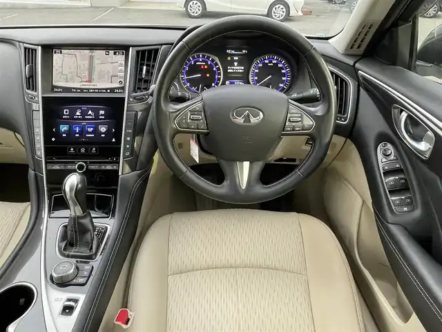 日産 スカイライン 200GT－t 山梨県 2015(平27)年 9.4万km クリスタルホワイトパール (株)IDOMが運営する【じしゃロン甲府店】の自社ローン専用車両になります。/こちらは現金またはオートローンご利用時の価格です。自社ローンご希望の方は別途その旨お申付け下さい/純正メーカーナビ/（フルセグTV/DVD/CD/USB/BTオーディオ）/ステアリングリモコン/全方位カメラ/ETC/クルーズコントロール/ドライブモードセレクト/ハーフレザーシート/前席パワーシート/LEDヘッドライト/フォグランプ/純正17インチアルミ/保証書/取扱説明書/ナビ取扱説明書