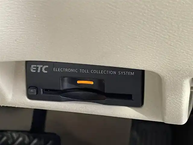 日産 スカイライン 200GT－t 山梨県 2015(平27)年 9.4万km クリスタルホワイトパール (株)IDOMが運営する【じしゃロン甲府店】の自社ローン専用車両になります。/こちらは現金またはオートローンご利用時の価格です。自社ローンご希望の方は別途その旨お申付け下さい/純正メーカーナビ/（フルセグTV/DVD/CD/USB/BTオーディオ）/ステアリングリモコン/全方位カメラ/ETC/クルーズコントロール/ドライブモードセレクト/ハーフレザーシート/前席パワーシート/LEDヘッドライト/フォグランプ/純正17インチアルミ/保証書/取扱説明書/ナビ取扱説明書