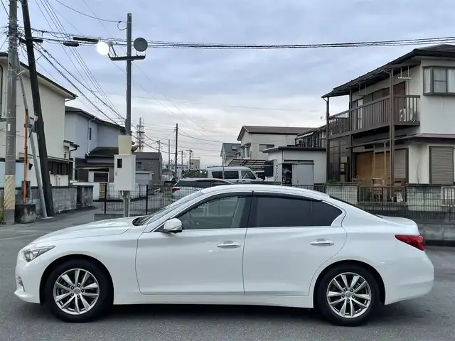 日産 スカイライン 200GT－t 山梨県 2015(平27)年 9.4万km クリスタルホワイトパール (株)IDOMが運営する【じしゃロン甲府店】の自社ローン専用車両になります。/こちらは現金またはオートローンご利用時の価格です。自社ローンご希望の方は別途その旨お申付け下さい/純正メーカーナビ/（フルセグTV/DVD/CD/USB/BTオーディオ）/ステアリングリモコン/全方位カメラ/ETC/クルーズコントロール/ドライブモードセレクト/ハーフレザーシート/前席パワーシート/LEDヘッドライト/フォグランプ/純正17インチアルミ/保証書/取扱説明書/ナビ取扱説明書