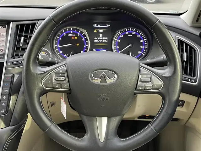 日産 スカイライン 200GT－t 山梨県 2015(平27)年 9.4万km クリスタルホワイトパール (株)IDOMが運営する【じしゃロン甲府店】の自社ローン専用車両になります。/こちらは現金またはオートローンご利用時の価格です。自社ローンご希望の方は別途その旨お申付け下さい/純正メーカーナビ/（フルセグTV/DVD/CD/USB/BTオーディオ）/ステアリングリモコン/全方位カメラ/ETC/クルーズコントロール/ドライブモードセレクト/ハーフレザーシート/前席パワーシート/LEDヘッドライト/フォグランプ/純正17インチアルミ/保証書/取扱説明書/ナビ取扱説明書