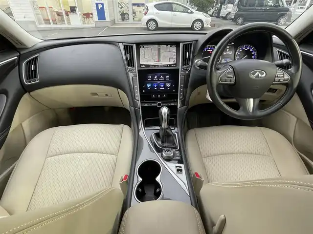 日産 スカイライン 200GT－t 山梨県 2015(平27)年 9.4万km クリスタルホワイトパール (株)IDOMが運営する【じしゃロン甲府店】の自社ローン専用車両になります。/こちらは現金またはオートローンご利用時の価格です。自社ローンご希望の方は別途その旨お申付け下さい/純正メーカーナビ/（フルセグTV/DVD/CD/USB/BTオーディオ）/ステアリングリモコン/全方位カメラ/ETC/クルーズコントロール/ドライブモードセレクト/ハーフレザーシート/前席パワーシート/LEDヘッドライト/フォグランプ/純正17インチアルミ/保証書/取扱説明書/ナビ取扱説明書