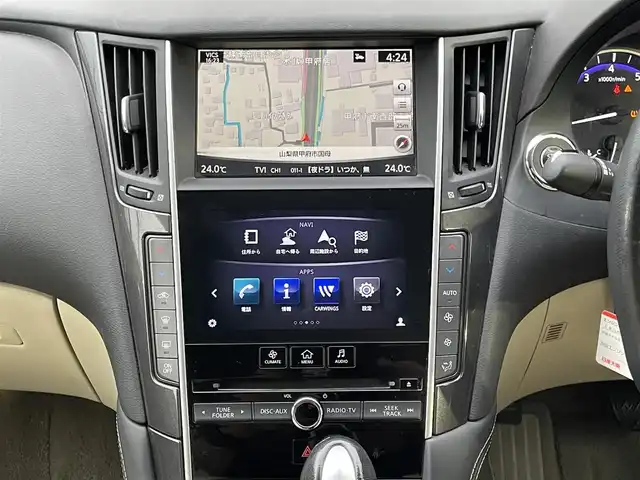 日産 スカイライン 200GT－t 山梨県 2015(平27)年 9.4万km クリスタルホワイトパール (株)IDOMが運営する【じしゃロン甲府店】の自社ローン専用車両になります。/こちらは現金またはオートローンご利用時の価格です。自社ローンご希望の方は別途その旨お申付け下さい/純正メーカーナビ/（フルセグTV/DVD/CD/USB/BTオーディオ）/ステアリングリモコン/全方位カメラ/ETC/クルーズコントロール/ドライブモードセレクト/ハーフレザーシート/前席パワーシート/LEDヘッドライト/フォグランプ/純正17インチアルミ/保証書/取扱説明書/ナビ取扱説明書