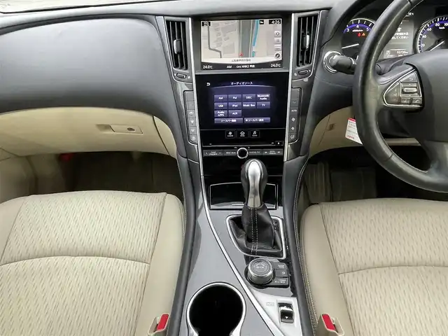 日産 スカイライン 200GT－t 山梨県 2015(平27)年 9.4万km クリスタルホワイトパール (株)IDOMが運営する【じしゃロン甲府店】の自社ローン専用車両になります。/こちらは現金またはオートローンご利用時の価格です。自社ローンご希望の方は別途その旨お申付け下さい/純正メーカーナビ/（フルセグTV/DVD/CD/USB/BTオーディオ）/ステアリングリモコン/全方位カメラ/ETC/クルーズコントロール/ドライブモードセレクト/ハーフレザーシート/前席パワーシート/LEDヘッドライト/フォグランプ/純正17インチアルミ/保証書/取扱説明書/ナビ取扱説明書