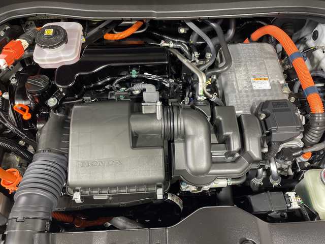 ホンダ ヴェゼル ハイブリッド e:HEV Z 神奈川県 2023(令5)年 1.6万km プラチナホワイトパール HondaCONNECT9インチディスプレイ/AM　FM　フルセグ　　USB　Bluetooth/バックカメラ/ハンズフリーパワーバックドア/ホンダセンシング/ブラインドスポットインフォメーション　後退出庫サポート/ETC2.0/社外ドライブレコーダー/革巻きステアリング/パドルシフト/ステアリングヒーター/ワイヤレス充電器/コンビシート/前席シートヒーター/後席用USBポート×2/トノカバー/ISOFIX対応/純正フロアマット/スマートキー/親水/ヒーテッドドアミラー/LEDヘッドライト/オートレベリング機構/LEDアクティブコーナーリングライト/シーケンシャルターンランプ/フォグランプ/純正18インチアルミ/ドアバイザー/衝突軽減ブレーキ/誤発進抑制機能/後方誤発進抑制機能/近距離衝突軽減ブレーキ/歩行者事故軽減ステアリング/路外逸脱抑制k脳/渋滞追従機能付アダプティブクルーズコントロール/車線維持支援システム/先行車発進お知らせ機能/標識認識機能/オートハイビーム/パーキングセンサーシステム