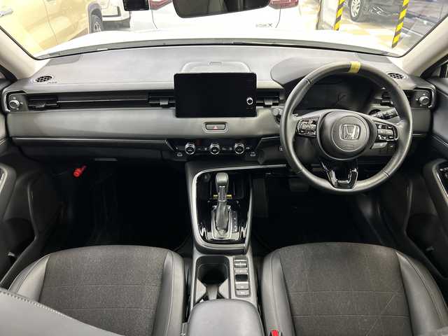 ホンダ ヴェゼル ハイブリッド e:HEV Z 神奈川県 2023(令5)年 1.6万km プラチナホワイトパール HondaCONNECT9インチディスプレイ/AM　FM　フルセグ　　USB　Bluetooth/バックカメラ/ハンズフリーパワーバックドア/ホンダセンシング/ブラインドスポットインフォメーション　後退出庫サポート/ETC2.0/社外ドライブレコーダー/革巻きステアリング/パドルシフト/ステアリングヒーター/ワイヤレス充電器/コンビシート/前席シートヒーター/後席用USBポート×2/トノカバー/ISOFIX対応/純正フロアマット/スマートキー/親水/ヒーテッドドアミラー/LEDヘッドライト/オートレベリング機構/LEDアクティブコーナーリングライト/シーケンシャルターンランプ/フォグランプ/純正18インチアルミ/ドアバイザー/衝突軽減ブレーキ/誤発進抑制機能/後方誤発進抑制機能/近距離衝突軽減ブレーキ/歩行者事故軽減ステアリング/路外逸脱抑制k脳/渋滞追従機能付アダプティブクルーズコントロール/車線維持支援システム/先行車発進お知らせ機能/標識認識機能/オートハイビーム/パーキングセンサーシステム