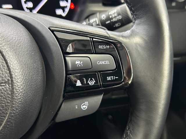 ホンダ ヴェゼル ハイブリッド e:HEV Z 神奈川県 2023(令5)年 1.6万km プラチナホワイトパール HondaCONNECT9インチディスプレイ/AM　FM　フルセグ　　USB　Bluetooth/バックカメラ/ハンズフリーパワーバックドア/ホンダセンシング/ブラインドスポットインフォメーション　後退出庫サポート/ETC2.0/社外ドライブレコーダー/革巻きステアリング/パドルシフト/ステアリングヒーター/ワイヤレス充電器/コンビシート/前席シートヒーター/後席用USBポート×2/トノカバー/ISOFIX対応/純正フロアマット/スマートキー/親水/ヒーテッドドアミラー/LEDヘッドライト/オートレベリング機構/LEDアクティブコーナーリングライト/シーケンシャルターンランプ/フォグランプ/純正18インチアルミ/ドアバイザー/衝突軽減ブレーキ/誤発進抑制機能/後方誤発進抑制機能/近距離衝突軽減ブレーキ/歩行者事故軽減ステアリング/路外逸脱抑制k脳/渋滞追従機能付アダプティブクルーズコントロール/車線維持支援システム/先行車発進お知らせ機能/標識認識機能/オートハイビーム/パーキングセンサーシステム