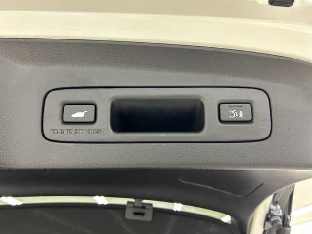 ホンダ ヴェゼル ハイブリッド e:HEV Z 神奈川県 2023(令5)年 1.6万km プラチナホワイトパール HondaCONNECT9インチディスプレイ/AM　FM　フルセグ　　USB　Bluetooth/バックカメラ/ハンズフリーパワーバックドア/ホンダセンシング/ブラインドスポットインフォメーション　後退出庫サポート/ETC2.0/社外ドライブレコーダー/革巻きステアリング/パドルシフト/ステアリングヒーター/ワイヤレス充電器/コンビシート/前席シートヒーター/後席用USBポート×2/トノカバー/ISOFIX対応/純正フロアマット/スマートキー/親水/ヒーテッドドアミラー/LEDヘッドライト/オートレベリング機構/LEDアクティブコーナーリングライト/シーケンシャルターンランプ/フォグランプ/純正18インチアルミ/ドアバイザー/衝突軽減ブレーキ/誤発進抑制機能/後方誤発進抑制機能/近距離衝突軽減ブレーキ/歩行者事故軽減ステアリング/路外逸脱抑制k脳/渋滞追従機能付アダプティブクルーズコントロール/車線維持支援システム/先行車発進お知らせ機能/標識認識機能/オートハイビーム/パーキングセンサーシステム