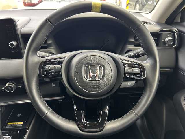 ホンダ ヴェゼル ハイブリッド e:HEV Z 神奈川県 2023(令5)年 1.6万km プラチナホワイトパール HondaCONNECT9インチディスプレイ/AM　FM　フルセグ　　USB　Bluetooth/バックカメラ/ハンズフリーパワーバックドア/ホンダセンシング/ブラインドスポットインフォメーション　後退出庫サポート/ETC2.0/社外ドライブレコーダー/革巻きステアリング/パドルシフト/ステアリングヒーター/ワイヤレス充電器/コンビシート/前席シートヒーター/後席用USBポート×2/トノカバー/ISOFIX対応/純正フロアマット/スマートキー/親水/ヒーテッドドアミラー/LEDヘッドライト/オートレベリング機構/LEDアクティブコーナーリングライト/シーケンシャルターンランプ/フォグランプ/純正18インチアルミ/ドアバイザー/衝突軽減ブレーキ/誤発進抑制機能/後方誤発進抑制機能/近距離衝突軽減ブレーキ/歩行者事故軽減ステアリング/路外逸脱抑制k脳/渋滞追従機能付アダプティブクルーズコントロール/車線維持支援システム/先行車発進お知らせ機能/標識認識機能/オートハイビーム/パーキングセンサーシステム