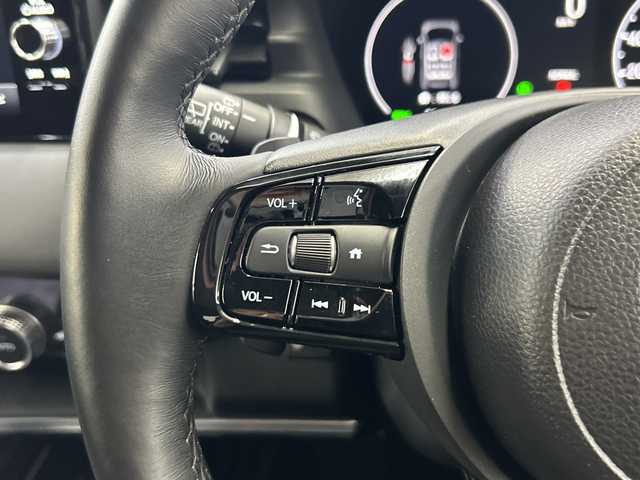 ホンダ ヴェゼル ハイブリッド e:HEV Z 神奈川県 2023(令5)年 1.6万km プラチナホワイトパール HondaCONNECT9インチディスプレイ/AM　FM　フルセグ　　USB　Bluetooth/バックカメラ/ハンズフリーパワーバックドア/ホンダセンシング/ブラインドスポットインフォメーション　後退出庫サポート/ETC2.0/社外ドライブレコーダー/革巻きステアリング/パドルシフト/ステアリングヒーター/ワイヤレス充電器/コンビシート/前席シートヒーター/後席用USBポート×2/トノカバー/ISOFIX対応/純正フロアマット/スマートキー/親水/ヒーテッドドアミラー/LEDヘッドライト/オートレベリング機構/LEDアクティブコーナーリングライト/シーケンシャルターンランプ/フォグランプ/純正18インチアルミ/ドアバイザー/衝突軽減ブレーキ/誤発進抑制機能/後方誤発進抑制機能/近距離衝突軽減ブレーキ/歩行者事故軽減ステアリング/路外逸脱抑制k脳/渋滞追従機能付アダプティブクルーズコントロール/車線維持支援システム/先行車発進お知らせ機能/標識認識機能/オートハイビーム/パーキングセンサーシステム