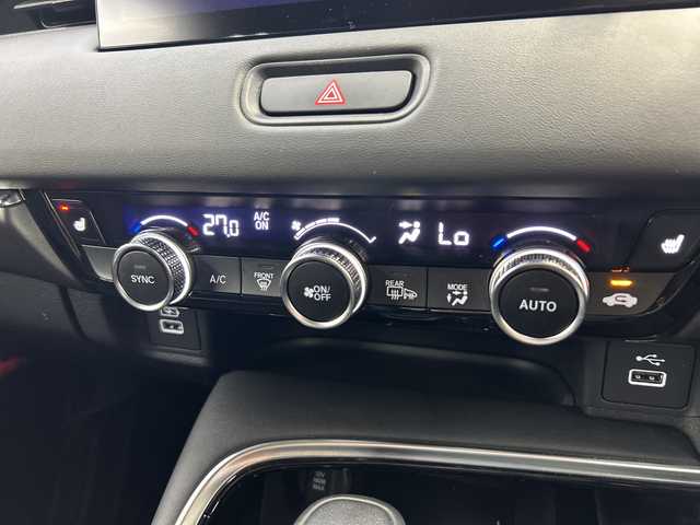 ホンダ ヴェゼル ハイブリッド e:HEV Z 神奈川県 2023(令5)年 1.6万km プラチナホワイトパール HondaCONNECT9インチディスプレイ/AM　FM　フルセグ　　USB　Bluetooth/バックカメラ/ハンズフリーパワーバックドア/ホンダセンシング/ブラインドスポットインフォメーション　後退出庫サポート/ETC2.0/社外ドライブレコーダー/革巻きステアリング/パドルシフト/ステアリングヒーター/ワイヤレス充電器/コンビシート/前席シートヒーター/後席用USBポート×2/トノカバー/ISOFIX対応/純正フロアマット/スマートキー/親水/ヒーテッドドアミラー/LEDヘッドライト/オートレベリング機構/LEDアクティブコーナーリングライト/シーケンシャルターンランプ/フォグランプ/純正18インチアルミ/ドアバイザー/衝突軽減ブレーキ/誤発進抑制機能/後方誤発進抑制機能/近距離衝突軽減ブレーキ/歩行者事故軽減ステアリング/路外逸脱抑制k脳/渋滞追従機能付アダプティブクルーズコントロール/車線維持支援システム/先行車発進お知らせ機能/標識認識機能/オートハイビーム/パーキングセンサーシステム