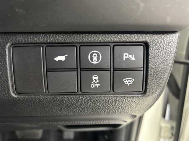 ホンダ ヴェゼル ハイブリッド e:HEV Z 神奈川県 2023(令5)年 1.6万km プラチナホワイトパール HondaCONNECT9インチディスプレイ/AM　FM　フルセグ　　USB　Bluetooth/バックカメラ/ハンズフリーパワーバックドア/ホンダセンシング/ブラインドスポットインフォメーション　後退出庫サポート/ETC2.0/社外ドライブレコーダー/革巻きステアリング/パドルシフト/ステアリングヒーター/ワイヤレス充電器/コンビシート/前席シートヒーター/後席用USBポート×2/トノカバー/ISOFIX対応/純正フロアマット/スマートキー/親水/ヒーテッドドアミラー/LEDヘッドライト/オートレベリング機構/LEDアクティブコーナーリングライト/シーケンシャルターンランプ/フォグランプ/純正18インチアルミ/ドアバイザー/衝突軽減ブレーキ/誤発進抑制機能/後方誤発進抑制機能/近距離衝突軽減ブレーキ/歩行者事故軽減ステアリング/路外逸脱抑制k脳/渋滞追従機能付アダプティブクルーズコントロール/車線維持支援システム/先行車発進お知らせ機能/標識認識機能/オートハイビーム/パーキングセンサーシステム