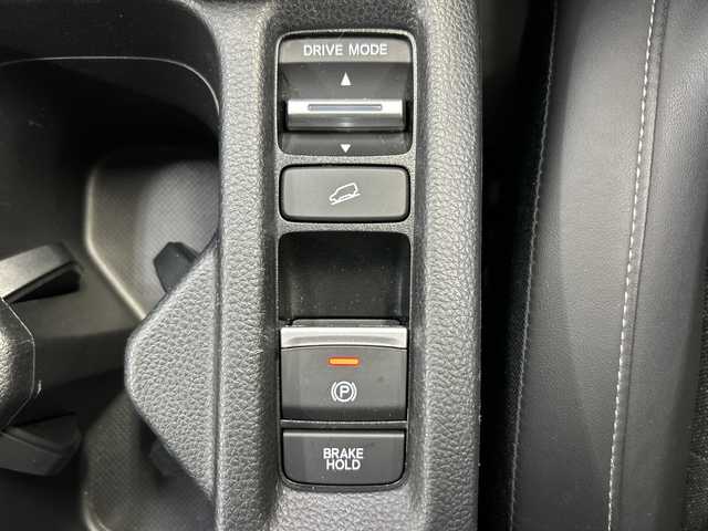 ホンダ ヴェゼル ハイブリッド e:HEV Z 神奈川県 2023(令5)年 1.6万km プラチナホワイトパール HondaCONNECT9インチディスプレイ/AM　FM　フルセグ　　USB　Bluetooth/バックカメラ/ハンズフリーパワーバックドア/ホンダセンシング/ブラインドスポットインフォメーション　後退出庫サポート/ETC2.0/社外ドライブレコーダー/革巻きステアリング/パドルシフト/ステアリングヒーター/ワイヤレス充電器/コンビシート/前席シートヒーター/後席用USBポート×2/トノカバー/ISOFIX対応/純正フロアマット/スマートキー/親水/ヒーテッドドアミラー/LEDヘッドライト/オートレベリング機構/LEDアクティブコーナーリングライト/シーケンシャルターンランプ/フォグランプ/純正18インチアルミ/ドアバイザー/衝突軽減ブレーキ/誤発進抑制機能/後方誤発進抑制機能/近距離衝突軽減ブレーキ/歩行者事故軽減ステアリング/路外逸脱抑制k脳/渋滞追従機能付アダプティブクルーズコントロール/車線維持支援システム/先行車発進お知らせ機能/標識認識機能/オートハイビーム/パーキングセンサーシステム