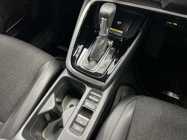 ホンダ ヴェゼル ハイブリッド e:HEV Z 神奈川県 2023(令5)年 1.6万km プラチナホワイトパール HondaCONNECT9インチディスプレイ/AM　FM　フルセグ　　USB　Bluetooth/バックカメラ/ハンズフリーパワーバックドア/ホンダセンシング/ブラインドスポットインフォメーション　後退出庫サポート/ETC2.0/社外ドライブレコーダー/革巻きステアリング/パドルシフト/ステアリングヒーター/ワイヤレス充電器/コンビシート/前席シートヒーター/後席用USBポート×2/トノカバー/ISOFIX対応/純正フロアマット/スマートキー/親水/ヒーテッドドアミラー/LEDヘッドライト/オートレベリング機構/LEDアクティブコーナーリングライト/シーケンシャルターンランプ/フォグランプ/純正18インチアルミ/ドアバイザー/衝突軽減ブレーキ/誤発進抑制機能/後方誤発進抑制機能/近距離衝突軽減ブレーキ/歩行者事故軽減ステアリング/路外逸脱抑制k脳/渋滞追従機能付アダプティブクルーズコントロール/車線維持支援システム/先行車発進お知らせ機能/標識認識機能/オートハイビーム/パーキングセンサーシステム
